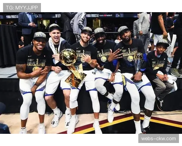 勇士队核心斯蒂芬·库里成为联盟新版球员专属数据App的首位体验官